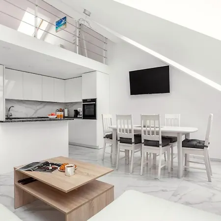 Luxurious Basilica In Old Town By Urban Rent